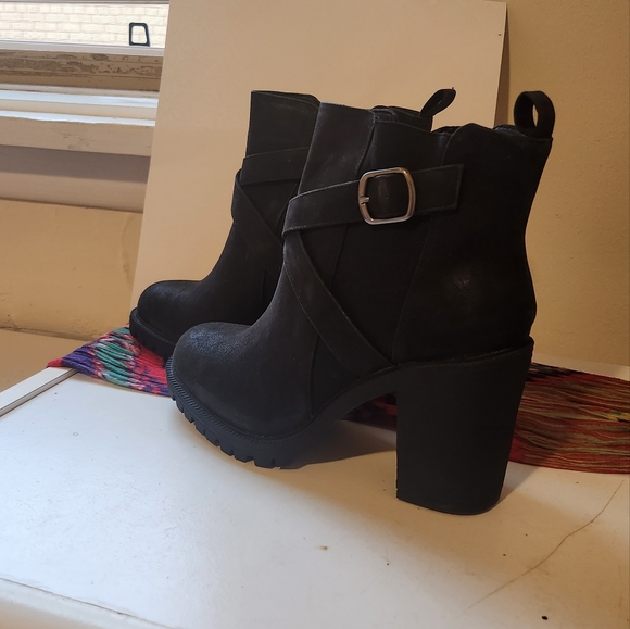 4B BLK CRISS CROSS WRP LUG BOOTIE - Picture 9 of 9